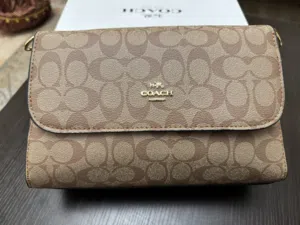 شنطة (COATCH NEW YORK) First Copy جديدة ب35دينار شامل توصيل. السعر قابل للتفاوض ان شاءالله