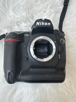 للبيع كاميرا Nikon D2Xs احترافية