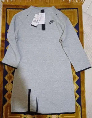نايكي سبورتسوير تك فليس  فستان اصلي % اسنشال للنساء مقاس xs