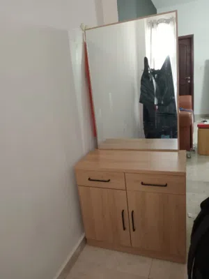 تسريحه و طاوله جانبيه و كرسي صغير dressing table