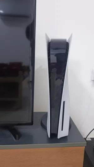 جهاز ps5 fat بحاله جيده كامل ملحقات من يدات و ups و العاب والعلبه مالته و كل الوايرات