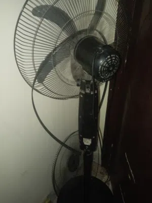 مروحات حجم كبير لون اسود وحجم صغير لون أبيض