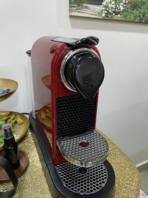 الة قهوة نسبرسو +كبسولات قهوة مجاناً معها فيه مشكلة بسيطة ما ينزل ماي هي نضيفه استخدام  نضيف جدا