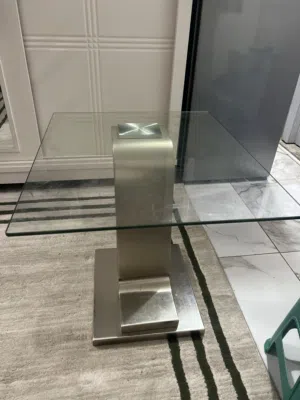 طاولة جانبية أنيقة