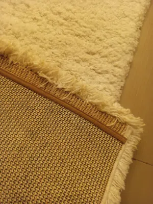 سجادة لون ابيض سميكه بحاله ممتازة المقاس 233*158