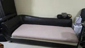 كنبة جلد ممتاز بني غامق والفرش لون ييج