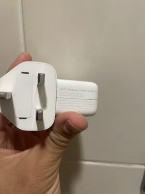 شاحن ماك بووك 45 وات اصلي واردالخليج  نفس الحديد