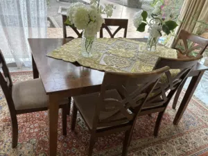 طاوله الطعام مع 6 كراسي