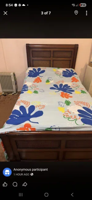 غرفة نوم مع اشييا اخري