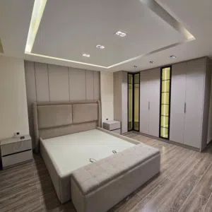 نجار متنقل بكافه اشغال النجاره والديكور وخزائن الحائط والمطابخ وغرف النوم