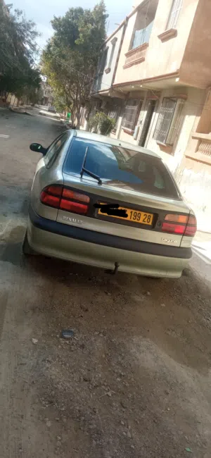 سيارة من علامة رونو الفرنسية الصنع بمحرك 1.9 فكرون في حالة ممتازة