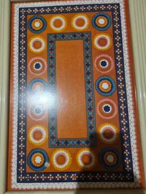 صينية خزف ملونة لها إطار