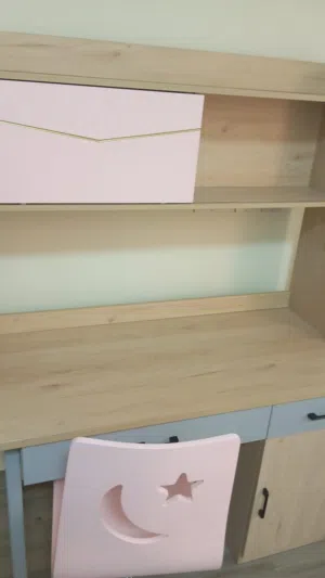 كبت بابين وطاولة وزولية ومكتبة مع كرسي استعمال بسيط ونظيييييف