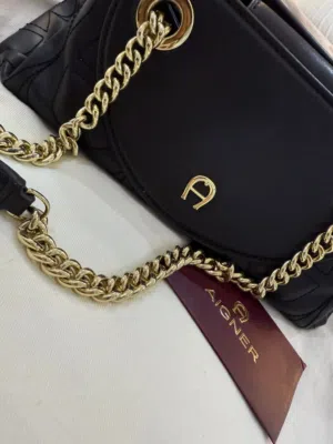 شنطة اجنر مستعمله نظيفه ع الاخر مقاس سمول استعمال بسيط متوفره مع الدست باج و الكارد