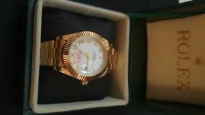 رولكس ذهبي لون ثابت و بطارية طويلة العمر و توصيل داخل العين مجاني