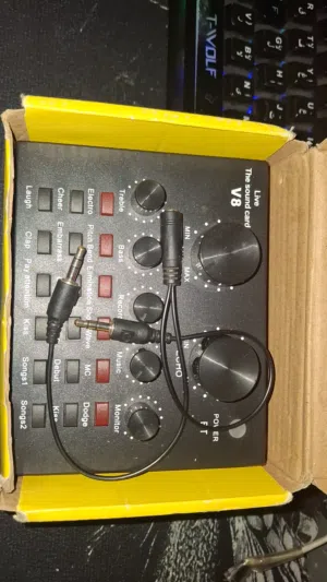 The sound card v8 للبيع بدون اي مشاكل معه اغراضه 10د للتواصل