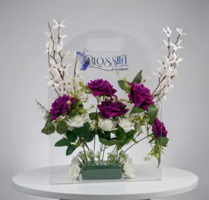 حقيبة ورد من الاكريليك الشفاف للمناسبات والهدايا والديكور مع رسالة مكتوبة بخط اليد او فارغة.