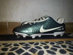 للبيع أو البدل: حذاء كرة قدم Nike Tiempo (إصدار ميتاليك مميز) نمرة 38/39 متوفر معاينه