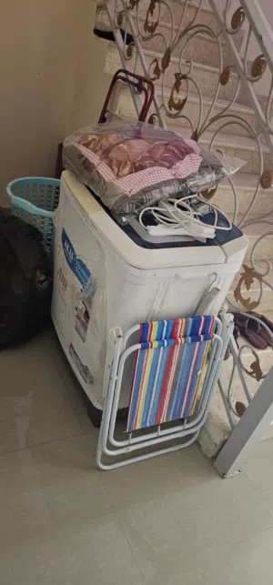 غساله ملابس من شركة Akai شبه جديده و بحالة ممتازه تشيل من الملابس حوالي فوق 10 كيلو بسعر 27 ريال