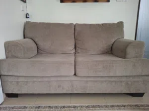 كنبة عصرية فاخرة بلون بيج أنيق – تصميم راقٍ يجمع بين الراحة المطلقة والجودة العالية ليمنح منزلك لمسة