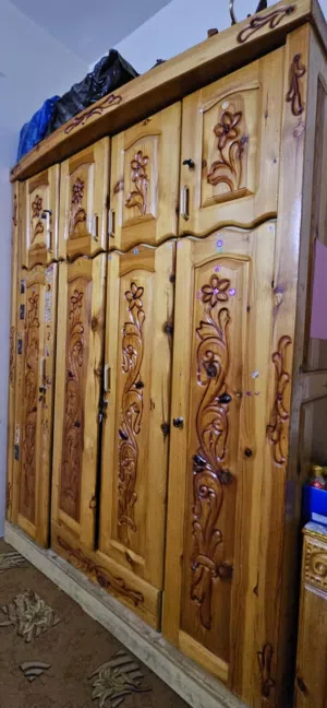 للبيع سرررريع غرفة نوم مع الفرش  خشب سويدي اصلي شغل درجه اولى مكونه من سرير عائلي  ودولاب اربع فتحات
