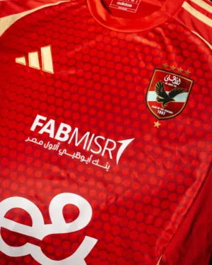 قميص النادي الأهلي المصري الأساسي للرجال لعام 2024 من adidas للبيع بسعر حرق