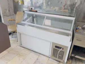 براد افقي يصلح دجاج واجبان ومقبلات  نضيف استعمال قليل  للبيع او مراوس عمودي بابين