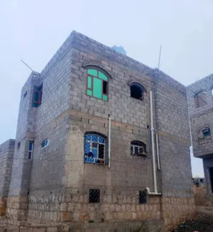 بيت مدخل 4مترنافذ الموقع حزيز مقابل مستشفي48 الجهه شرقيه بعد جوله الالفين البيت مسلح بلاطه