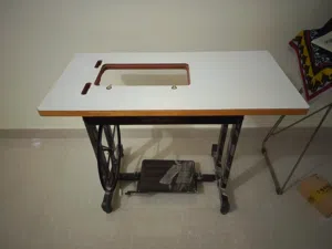 للبيع طاوله مكينه خياطه