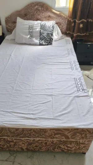 سرير بحالة جيدة للبيع مع الفراش bed in good condition with mattress