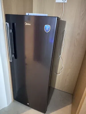 Fridge (with freezer compartment)