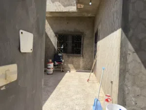 منزل أرضي في زناتة 2 غرف و وسط حوش وهناك اضافه غرفه تانية لو يرغب المستأجر زناتة الجديدة