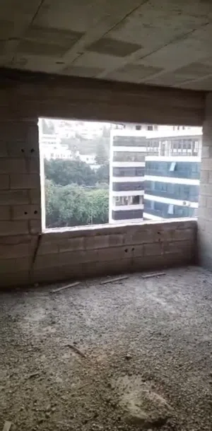 مكتب مساحته 100 متر مربع عظم غير مشطب