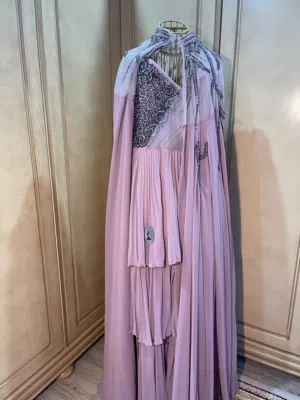 فستان سهرة قطعتين شيفون و شك باللون الزهري النود المقاس XL السعر 80