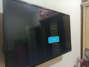 شاشه توشيبا 43 عاديه مش اسمارت فيها خط خفيف جدا