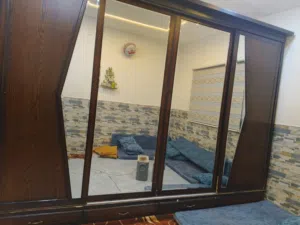 خزانه الملابس شبه جديد نظيف جدا