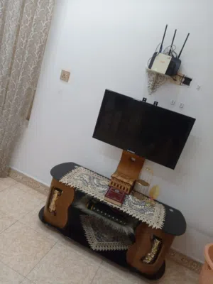 تلفزيون مع ميز للبيع