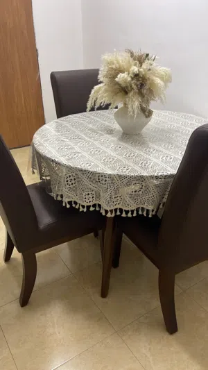 طاولة سفرة خشب مع 4 كراسي جلد لم تستعمل ولم يجلسها احد للبيع