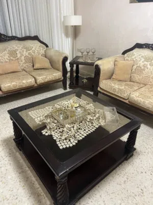 طقم كنابايات صالون مع طاولاتهم للبيع