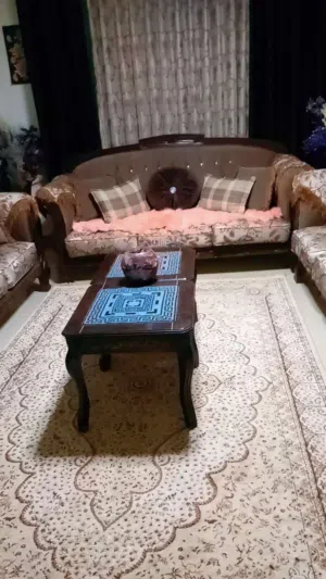 طقم كنب خشب زان تفصيل بحاله الوكاله قابل للتفاوض