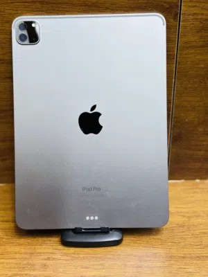 iPad Pro M2 (11-inch) 4th generation 128GB condition 10/10 one month shop warranty.