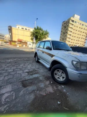 برادو تيوتا للبيع عرررطه مديل 2000مستعمل كرت السعر 17000الف سعودي