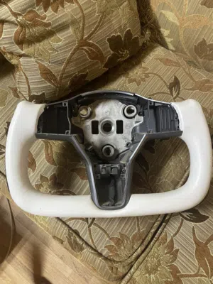 طاره تسلا موديل 3  ابيض أطراف كاربون او موديل Y نظيفه