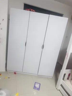 سرير طابقين خشب مع دولاب