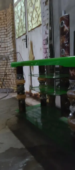 ميز لحمل التلفزيون لميز مستعمل لوضع الاشياء عليه للبيع