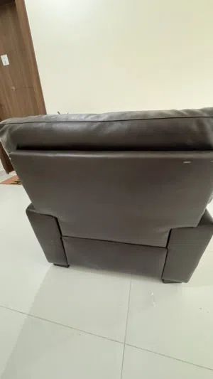 Used Single-Seater Sofa Chair for Sale Price: 25 KD (Negotiable)