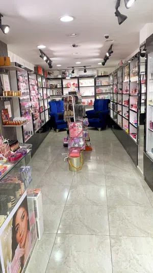 محل مكياج وعطور