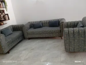 صالون جديد للبيع كنبتين وكرسي بسعر مغري