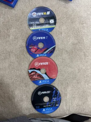 CD FIFA 2016 2019 2020 2022 سي دي فيفا بلاي ستيشن 4 تعليق عربي للبيع FIFA 2016 2019 2020 2022