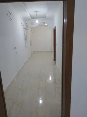 شقه للايجار سوق الجمعه بقرب من سوق الحاىس